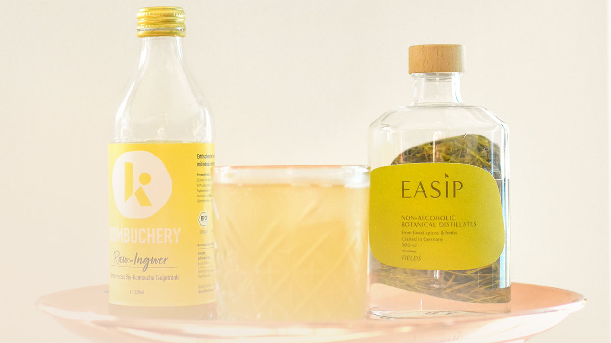 Raw Ingwer Kombuchery Kombucha Easip Filds Flasche Cocktail im Glas auf Tablett