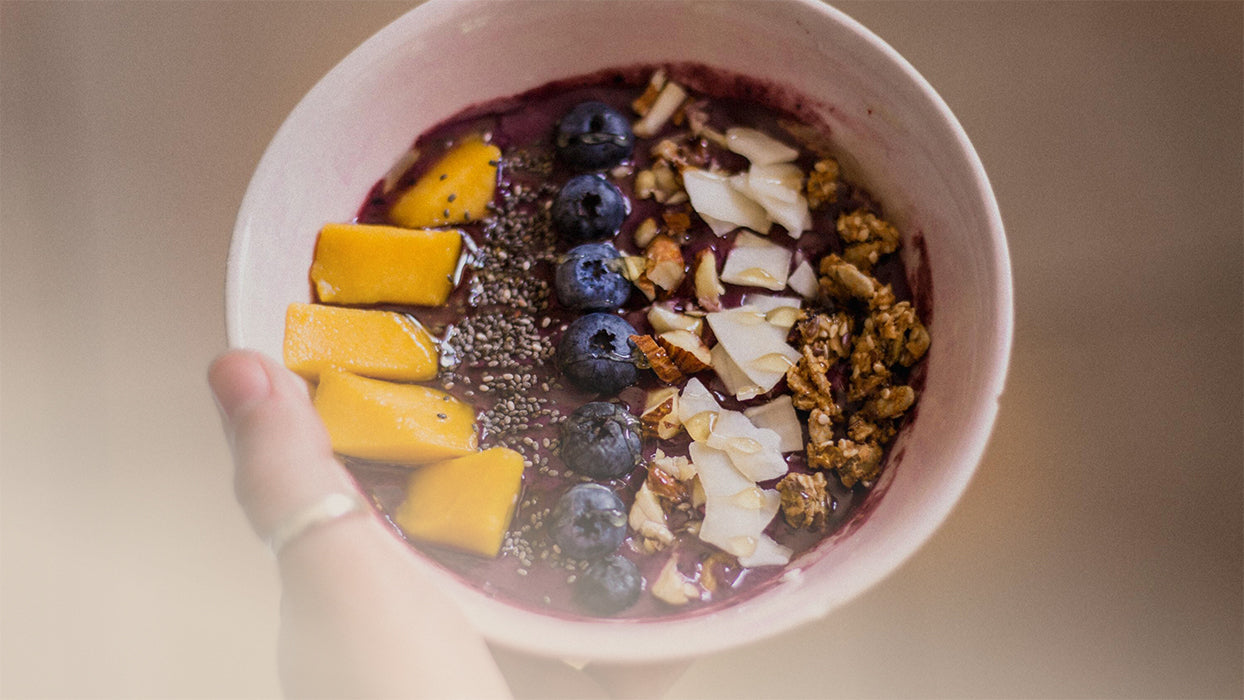 Smoothie Bowl mit Kombucha Fruechten Muesli Schale weiss