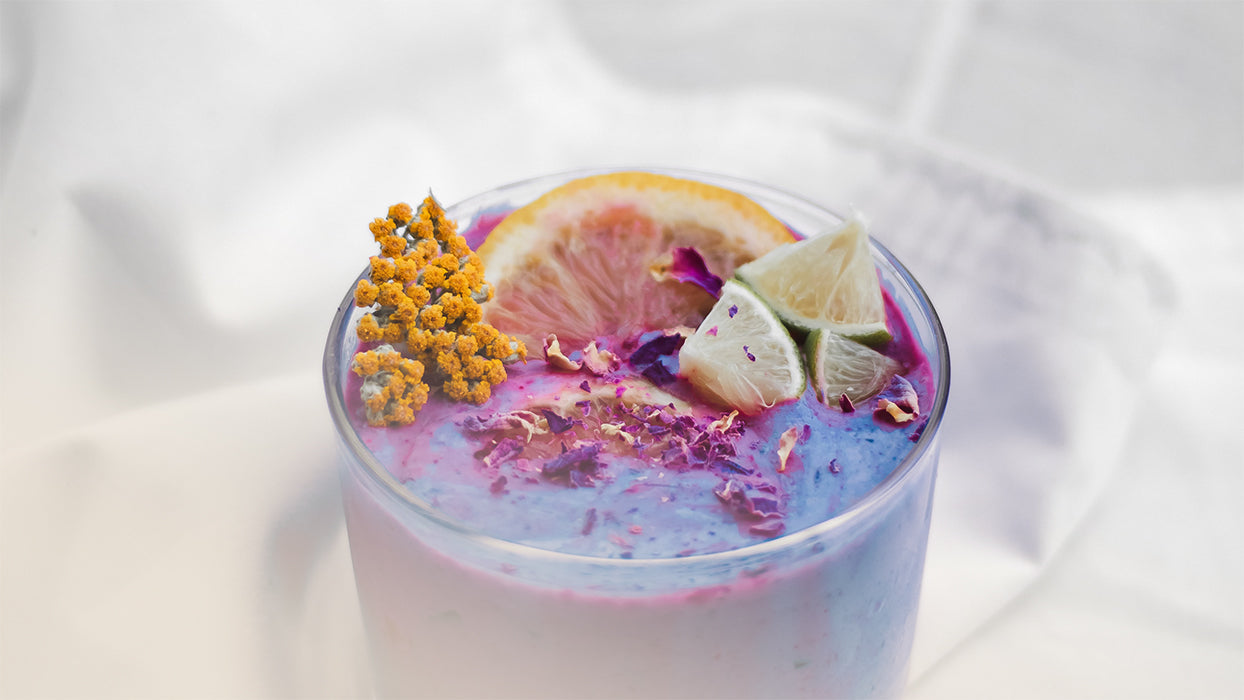 Glas Kombucha Kefir Smoothie blau Zitrusscheiben Garnierung